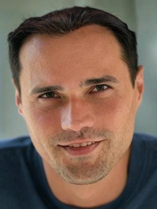 Person who looks like Chris Diamantopoulos