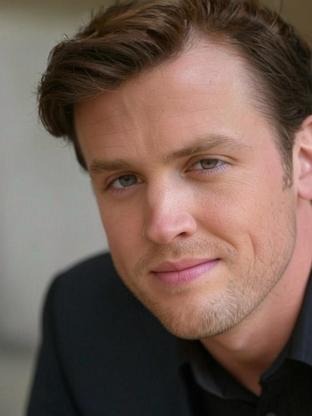Person who looks like Aras Bulut Iynemli