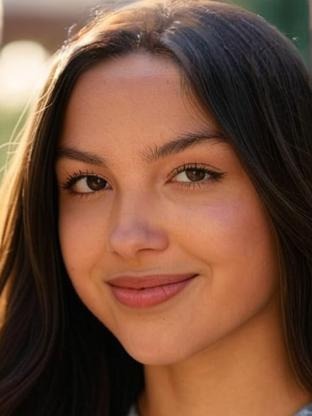 Person who looks like Hayley Orrantia