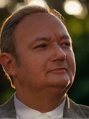 Person who looks like Sam Raimi