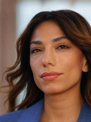 Person who looks like Freida Pinto