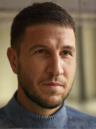 Person who looks like Kayvan Novak