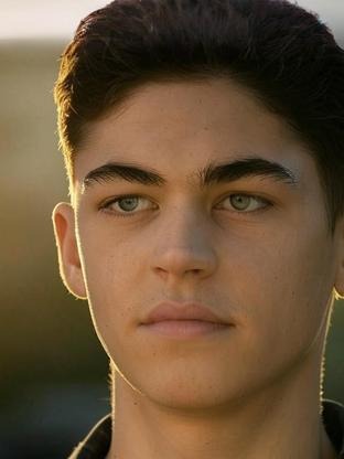 Person who looks like Rami Malek