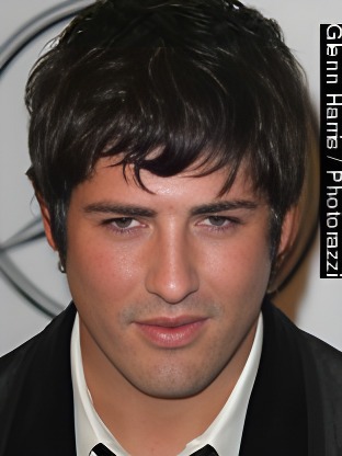 Person who looks like Robert Schwartzman