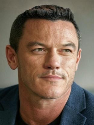 Person who looks like Finn Cole
