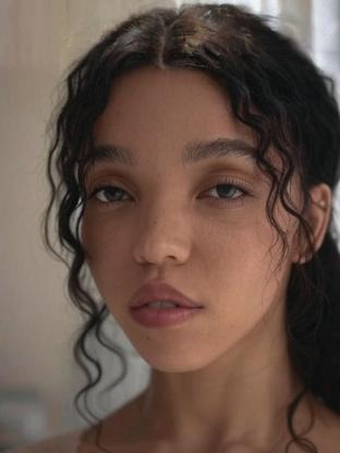 Person who looks like Zoë Kravitz