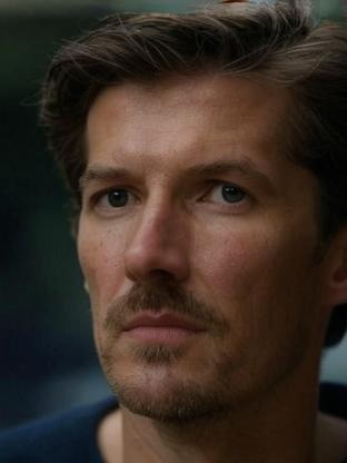 Person who looks like Leo Suter