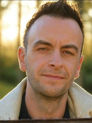Person who looks like Kerem Bürsin