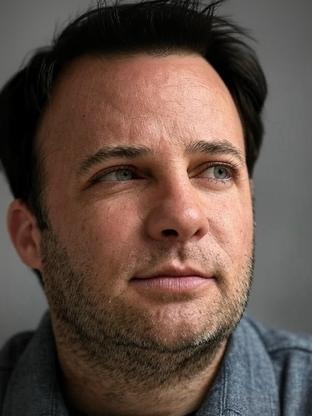 Person who looks like Jonathan Silverman