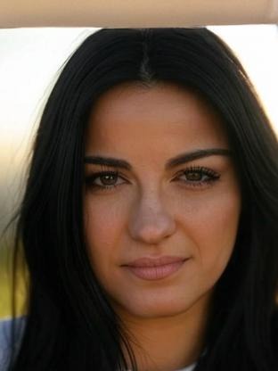 Person who looks like Paola Lázaro
