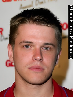 Person who looks like Johnny Simmons