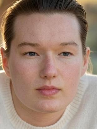 Person who looks like Julia Garner