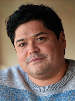 Person who looks like Josh Gad