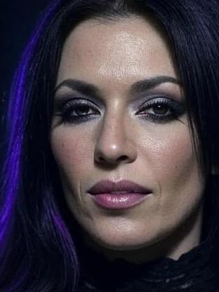 Person who looks like Linda Fiorentino