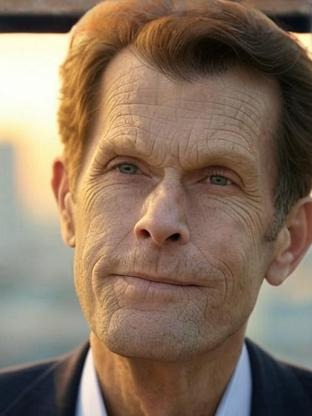 Person who looks like Michael Shanks