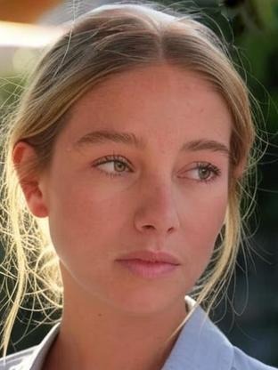 Person who looks like Ester Expósito