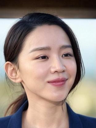Person who looks like Maya Erskine