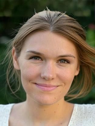 Person who looks like Tracy Spiridakos