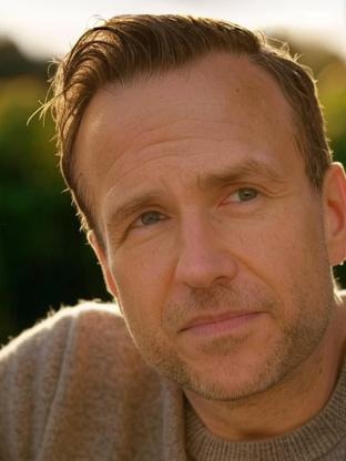 Person who looks like Simon Kinberg