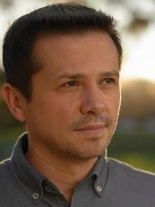 Person who looks like Jon Seda