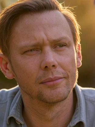 Person who looks like Joel McHale