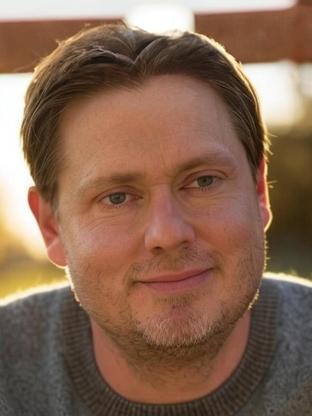 Person who looks like Will Friedle
