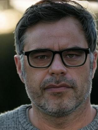 Person who looks like Bobby Moynihan