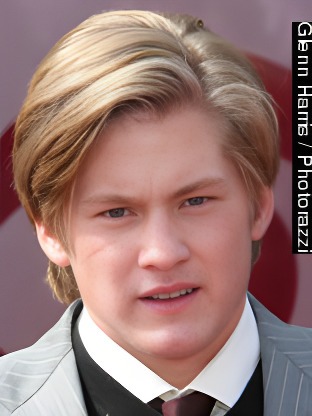 Person who looks like Chase Stokes