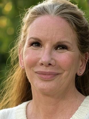 Person who looks like Elizabeth Perkins