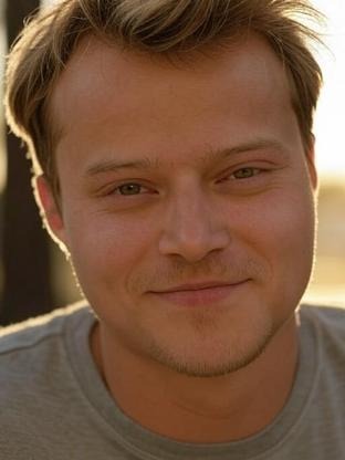 Person who looks like Lou Taylor Pucci