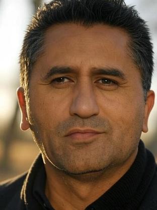 Person who looks like Naveen Andrews