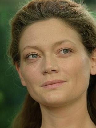 Person who looks like Lauren Lee Smith