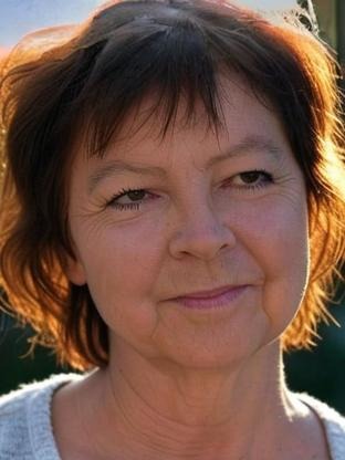 Person who looks like Linda Hunt