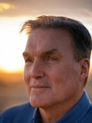 Person who looks like Richard Thomas
