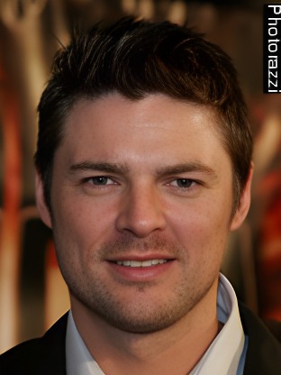Person who looks like Bobby Moynihan