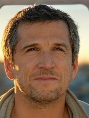 Person who looks like Ethan Sandler