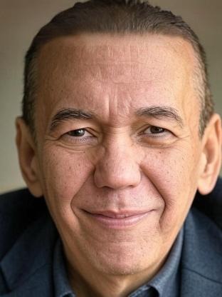 Person who looks like Michael Greyeyes