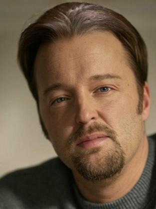 Person who looks like Paul Walter Hauser