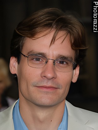 Person who looks like Johnathon Schaech
