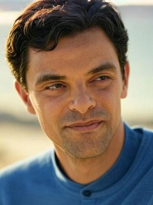 Person who looks like Richard Madden