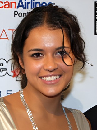 Person who looks like Paola Lázaro