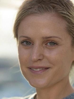 Person who looks like Emma Corrin