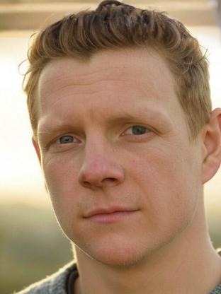 Person who looks like Zachary Knighton