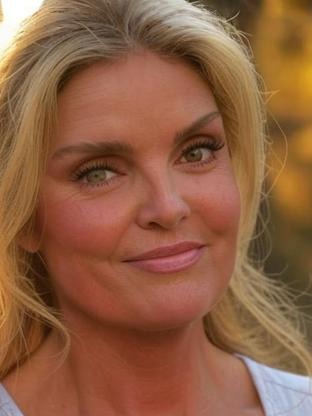 Person who looks like Janice Dickinson