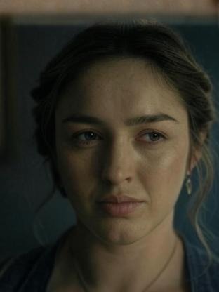 Person who looks like Kaitlyn Dever