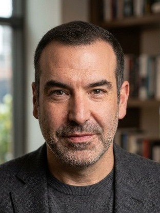 Person who looks like Shaun Toub