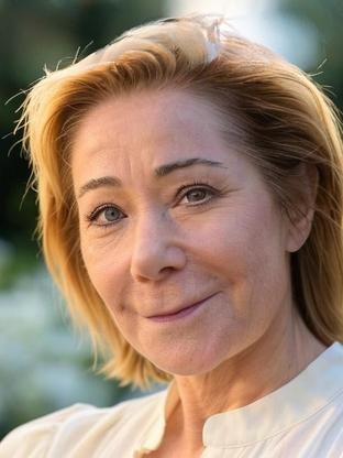 Person who looks like Marisa Berenson