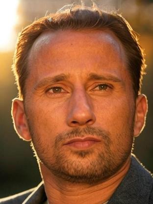 Person who looks like Max Riemelt