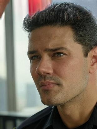 Person who looks like Steven Strait