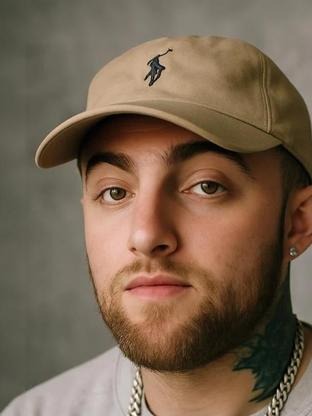 Person who looks like Sean Gunn